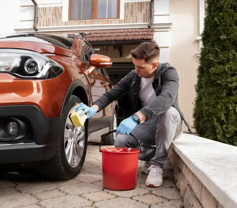 Lavage auto à domicile Cheix-en-Retz : professionnel intervenant sur un véhicule